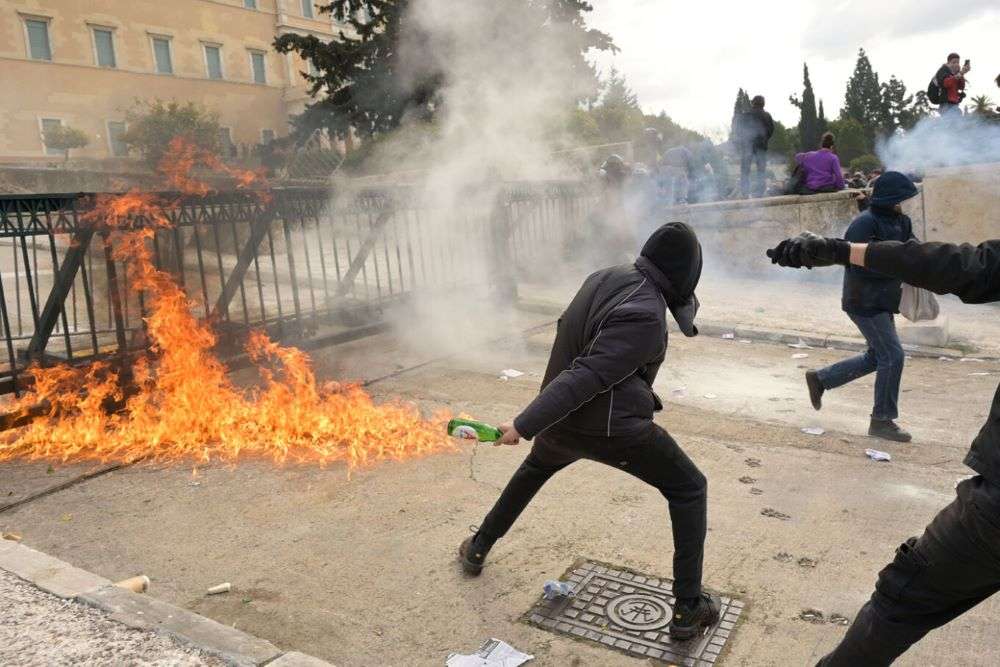 Σοβαρά επεισόδια στο Σύνταγμα: Κουκουλοφόροι έριξαν μολότοφ στη Βουλή