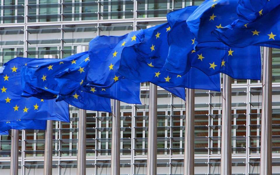 Κομισιόν: Η ΕΕ θα αντιδράσει σθεναρά και άμεσα στους δασμούς του Τραμπ