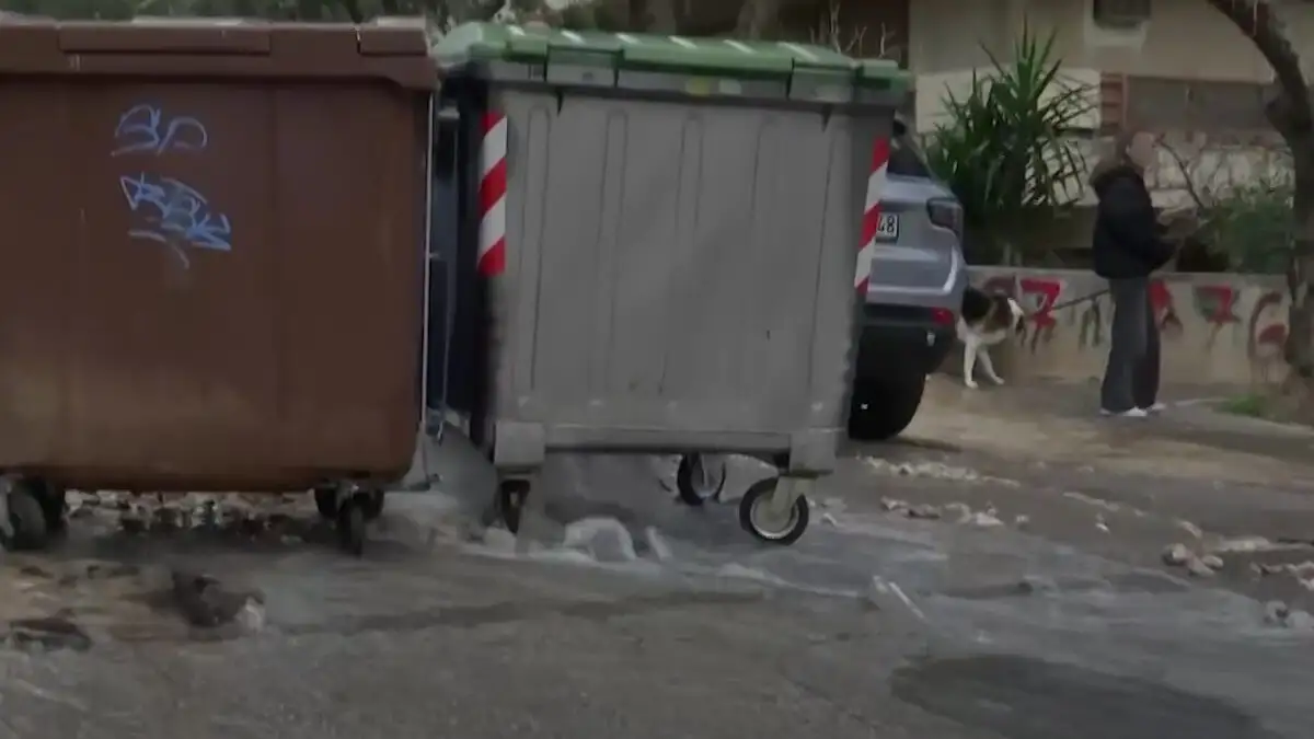 Παλαιό Φάληρο: Ποτάμι έγινε ο δρόμος από θραύση αγωγού της ΕΥΔΑΠ