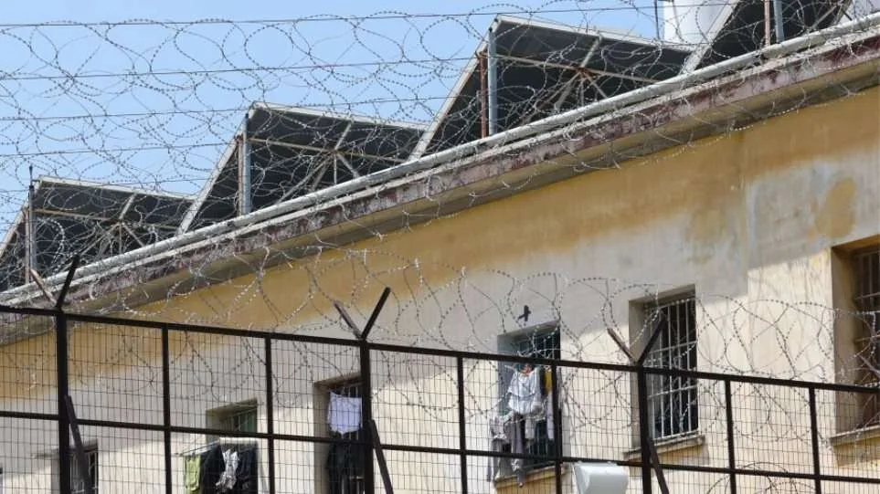Έφοδος της ΕΛ.ΑΣ. στον Δομοκό: Κατασχέθηκαν όπλα και κινητά από 40 κελιά