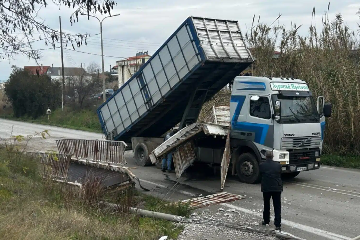 Αγρίνιο: Συνελήφθη οδηγός φορτηγού που γκρέμισε πεζογέφυρα – Πώς έγινε το ατύχημα