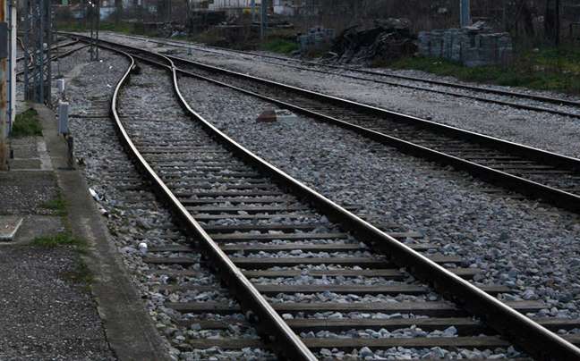 Ακρωτηριάστηκε κλειδούχος του ΟΣΕ σε αφύλακτη διάβαση – Επιχείρησε να ανέβει σε εν κινήσει τρένο
