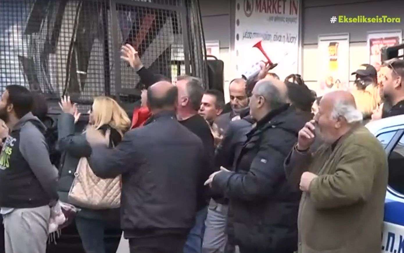Ηλεία: Πλήθος κόσμου αποθέωσε τον δράστη του άγριου φονικού στο Ρουπάκι