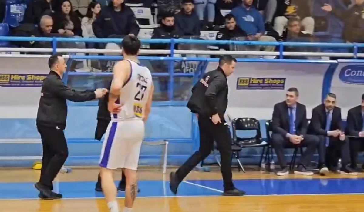 Τέμπη: Διακόπηκε αγώνας μπάσκετ όταν οπαδοί του Ηρακλή φώναζαν ότι ήταν δολοφονία και οι διαιτητές έφυγαν