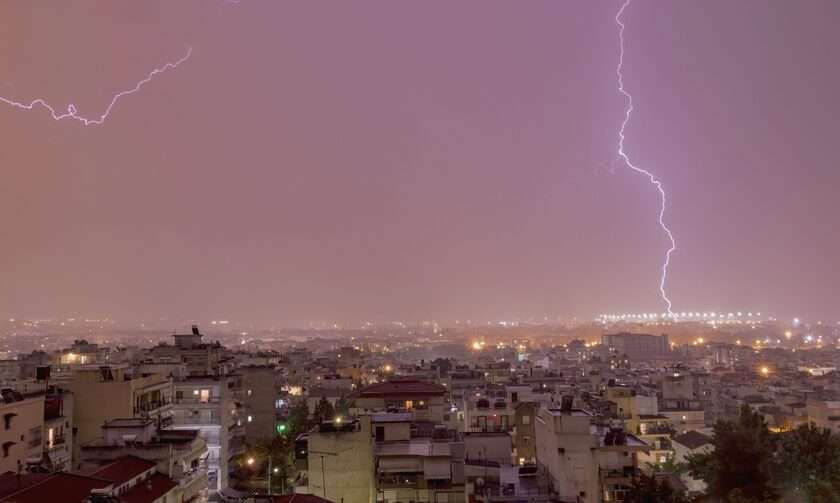 Άνοιξαν οι ουρανοί στην Αττική – Ισχυρή καταιγίδα