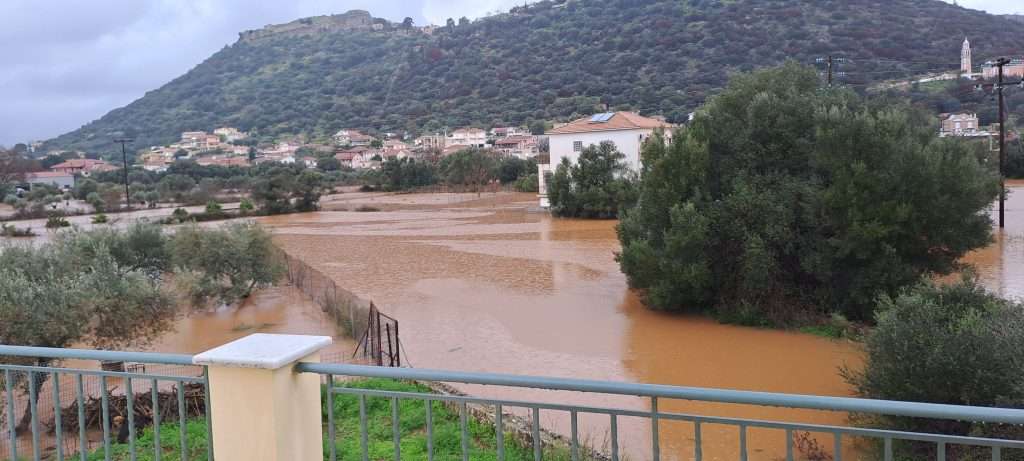 Κεφαλονιά: Βυθισμένο στα λασπόνερα το νησί εδώ και 48 ώρες – Ζημιές σε κατοικίες και κάμπους