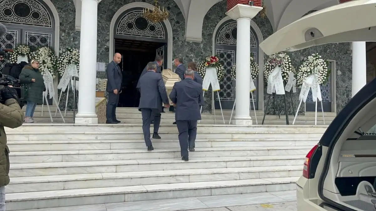 Βασίλης Καλογήρου: Το τελευταίο αντίο στον 39χρονο στον Άγιο Αχίλλιο της Λάρισας – Τι είπε η μητέρα του