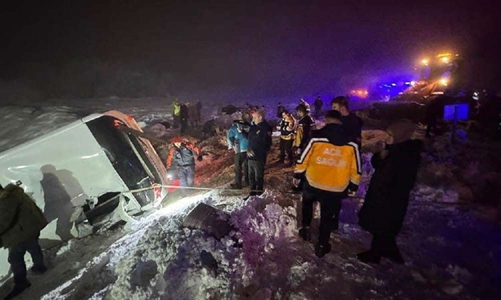 Τουρκία – Τουλάχιστον τέσσερις νεκροί και δεκάδες τραυματίες σε ανατροπή λεωφορείου