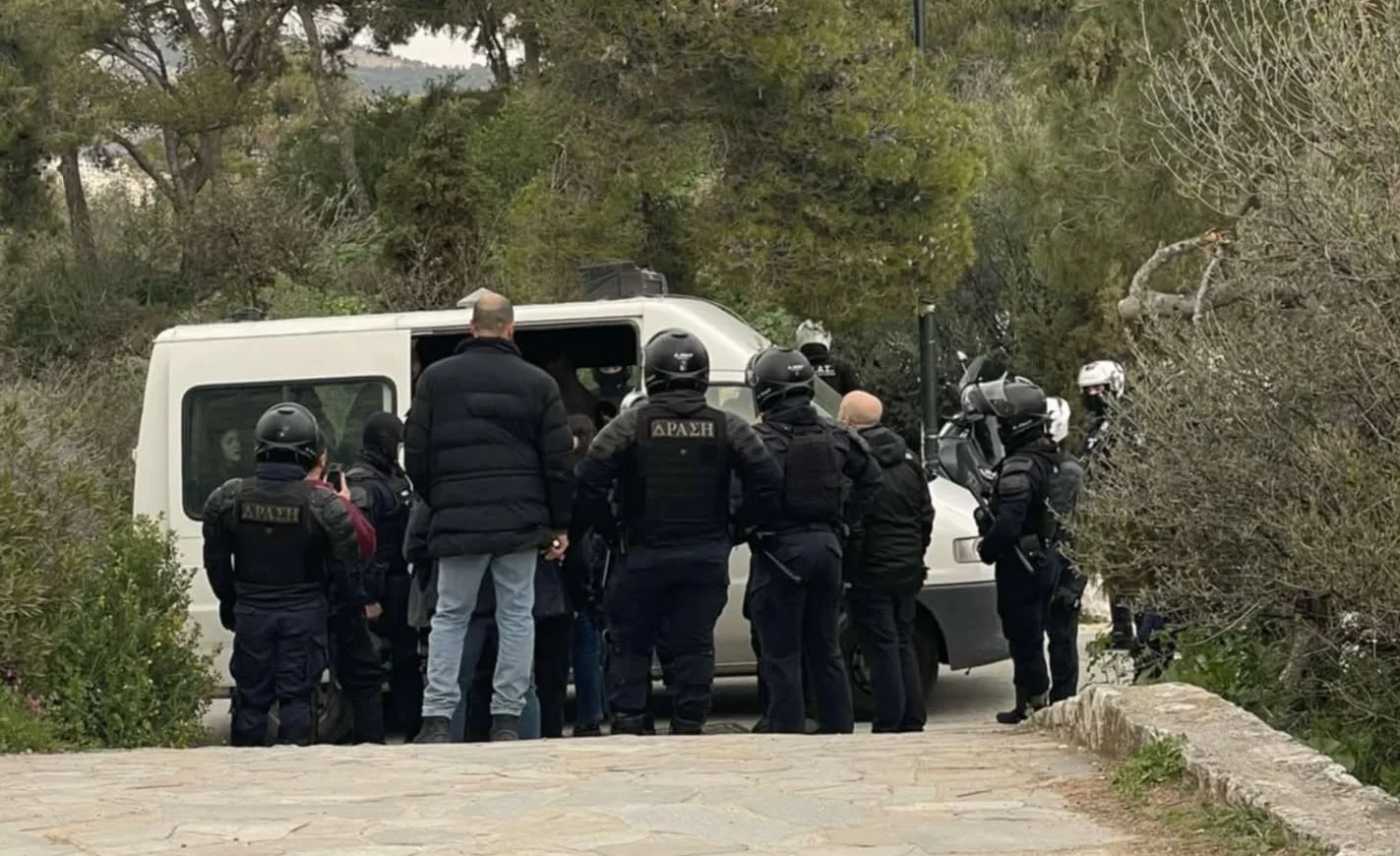 22 προσαγωγές φοιτητών που επιχείρησαν να αναρτήσουν πανό για τα Τέμπη στον Λυκαβηττό