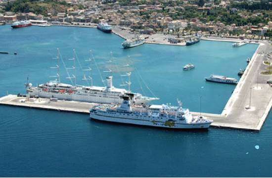 Κέρκυρα: Αυτοκίνητο έπεσε στη θάλασσα εντός του λιμένα – Σώος ο 73χρονος οδηγός