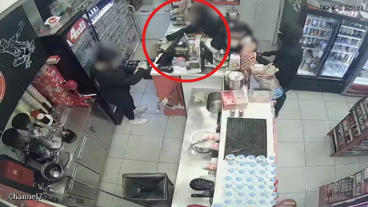 Θεσσαλονίκη: Βίντεο ντοκουμέντο από ένοπλη επίθεση σε ψιλικατζίδικο – Ακούμπησε μαχαίρι στο λαιμό της υπαλλήλου