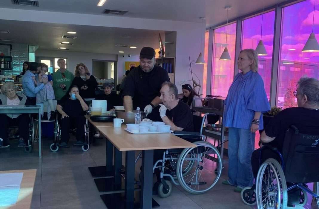 Στο νοσοκομείο ο Ηλίας Μαμαλάκης – Περνάει δύσκολα αλλά μαγείρεψε για τους ασθενείς