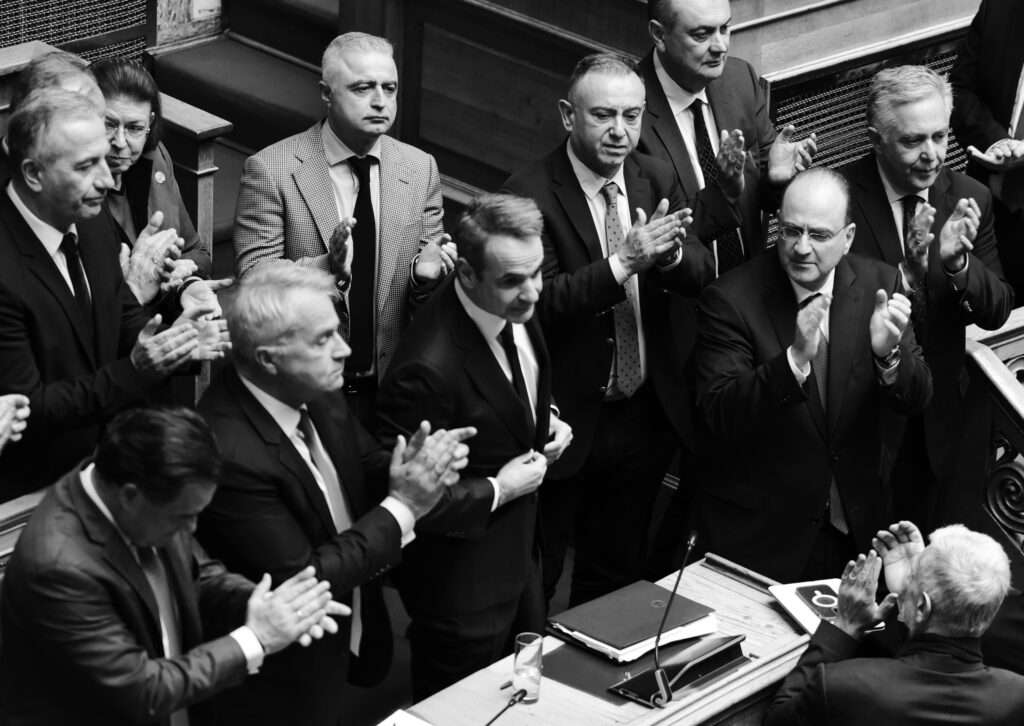 Guardian: Η λαϊκή οργή για τα Τέμπη εκτροχιάζει τον Μητσοτάκη – Το φάντασμα της συγκάλυψης στοιχειώνει την κυβέρνηση