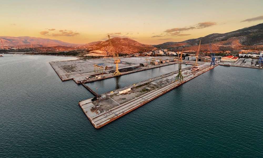 Φωτιά σε πλωτή δεξαμενή στα Ναυπηγεία Περάματος
