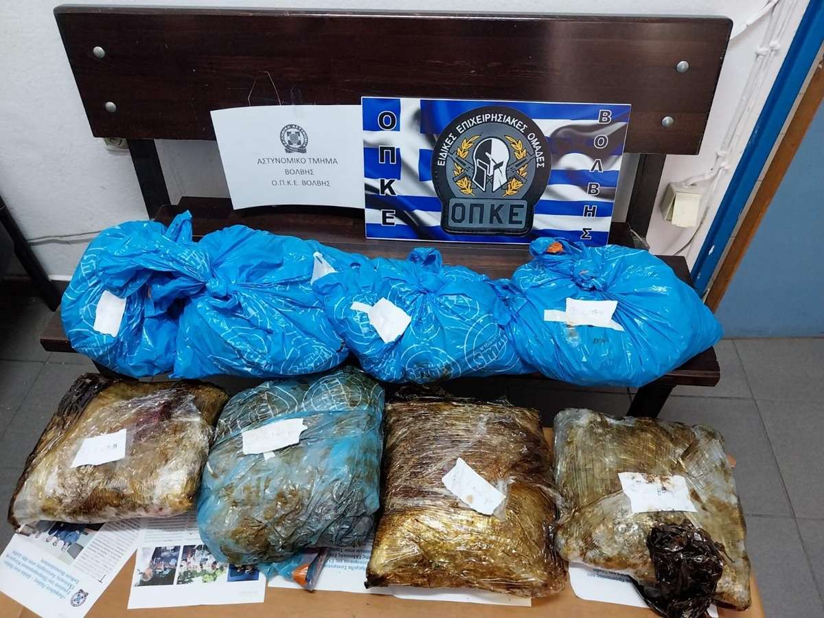 Δεν σταμάτησαν σε σήμα αστυνομικών και πέταξαν σακούλες με κάνναβη από το όχημα