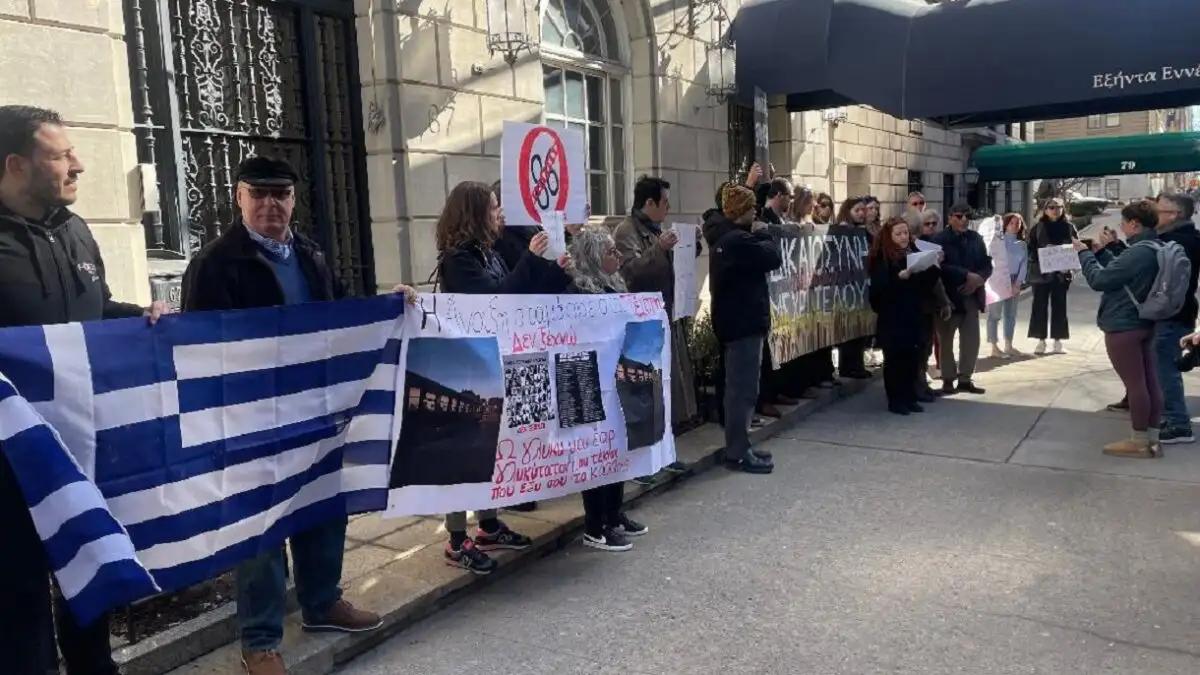 Τέμπη: Ομογενείς στη Νέα Υόρκη διαδήλωσαν για την τραγωδία και ζητούν δικαιοσύνη