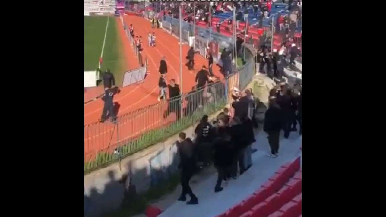 Οπαδική βία: Σοκαριστικό βίντεο από αγώνα – Χτυπά με καρέκλα στο κεφάλι «αντίπαλο» οπαδό
