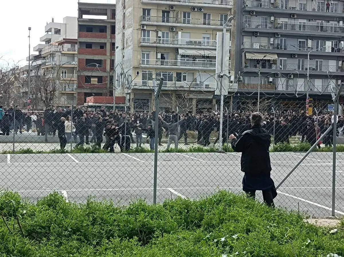 Θεσσαλονίκη: Κουκουλοφόροι επιτέθηκαν σε άτομα με ελληνικές σημαίες