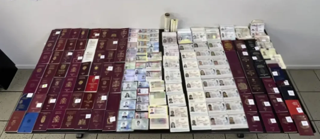 Άγιος Παντελεήμονας: Εντοπίστηκε εργαστήριο πλαστών ταξιδιωτικών εγγράφων σε σπίτι