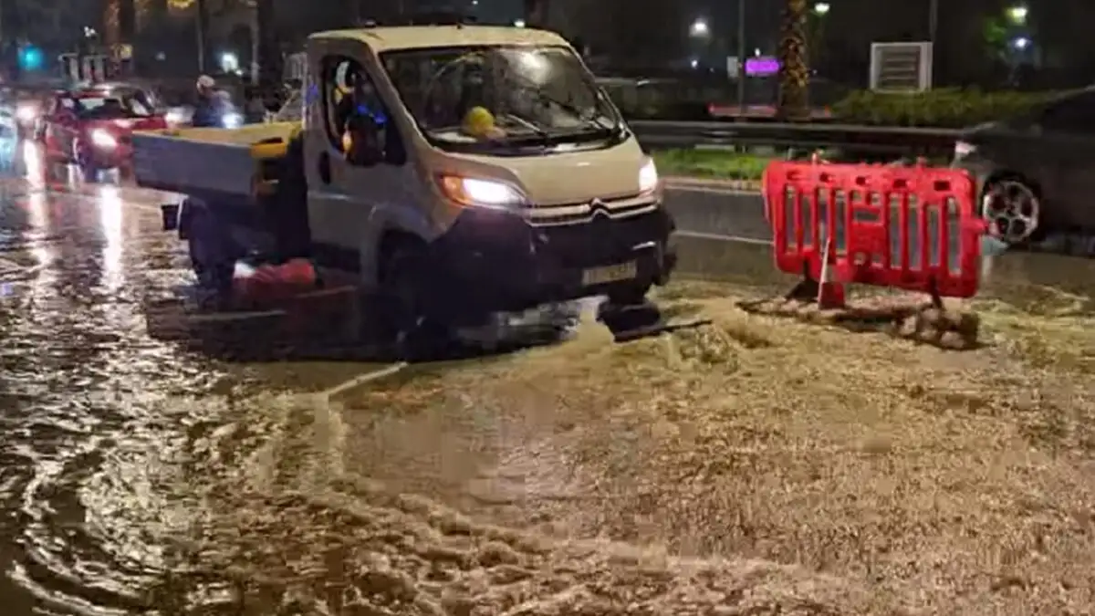 Πλημμύρισε ξανά η Ποσειδώνος με βοθρολύματα – Τινάχθηκε καπάκι λόγω της βροχής