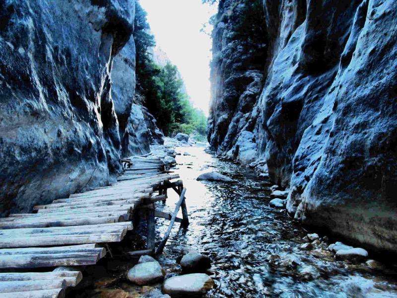 Δραματική διάσωση – Έσπασε το πόδι του στη Σαμαριά και ξεκίνησε εφιάλτης!