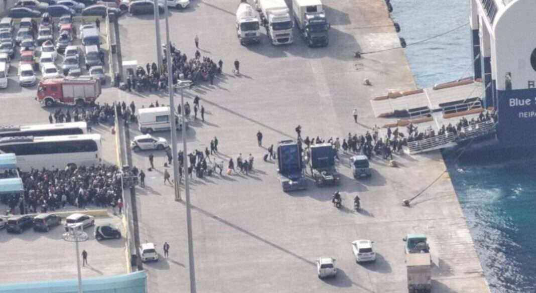 Σαντορίνη: Άρον – άρον εγκαταλείπουν το νησί ντόπιοι και τουρίστες – Η μαζική έξοδος σε εικόνες