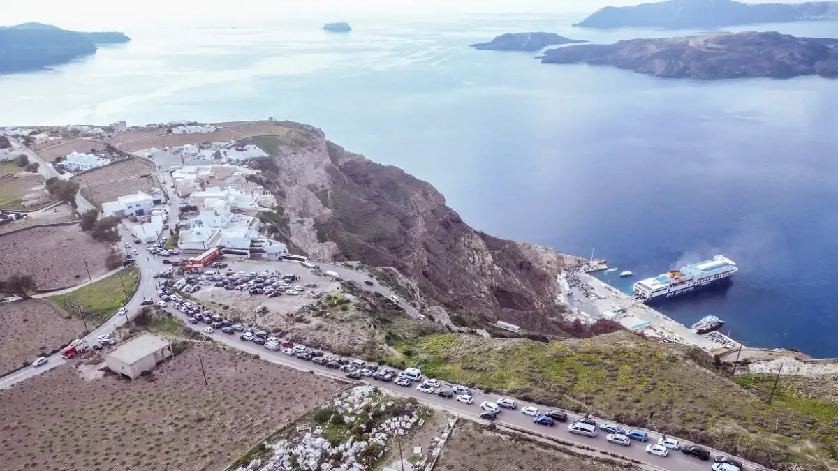 Κυκλάδες: Πάνω από 9.000 άνθρωποι έχουν φύγει από τη Σαντορίνη – Παραμένει η αγωνία από τις συνεχείς δονήσεις