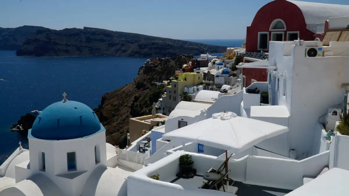 Στη Σαντορίνη και ο Κώστας Παπαζάχος – Γιατί αδειάζουν οι πισίνες στην Καλδέρα