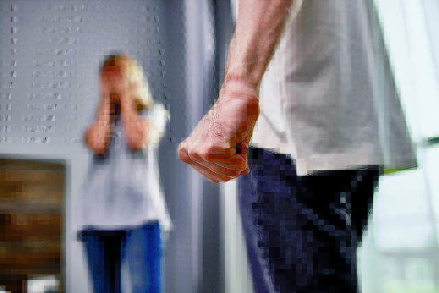 Ιωάννινα: 45χρονη κρύφτηκε σε ξενοδοχείο για να γλιτώσει από τις απειλές του άντρα της – Πήδηξε από τον φωταγωγό όταν τη βρήκε