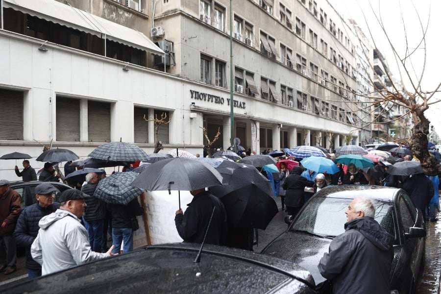 Αθήνα: Διαμαρτυρία συνταξιούχων στο κέντρο της πρωτεύουσας παρά τη βροχή – «Δεν αντέχουμε άλλο»