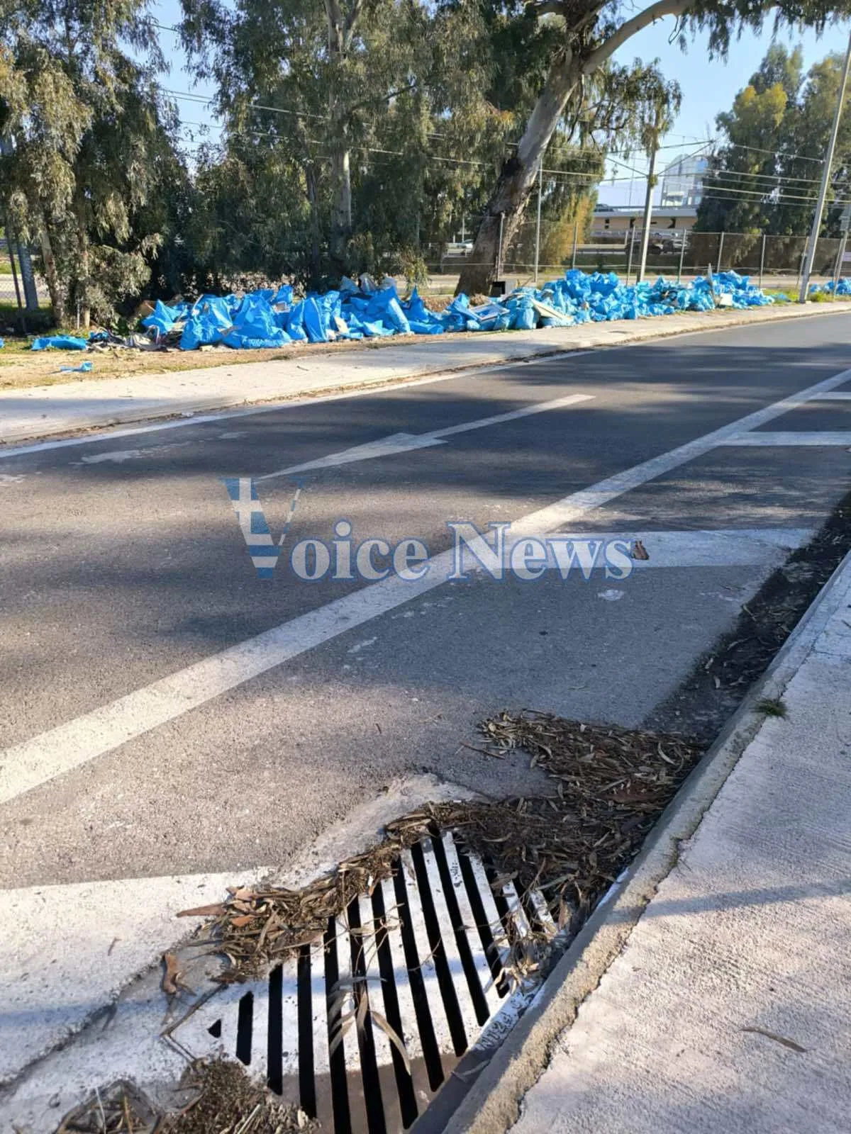 Αίσθηση ντροπής προκαλούν πεταμένα σκουπίδια και μπάζα έξω από το Ίδρυμα Σταύρος Νιάρχος
