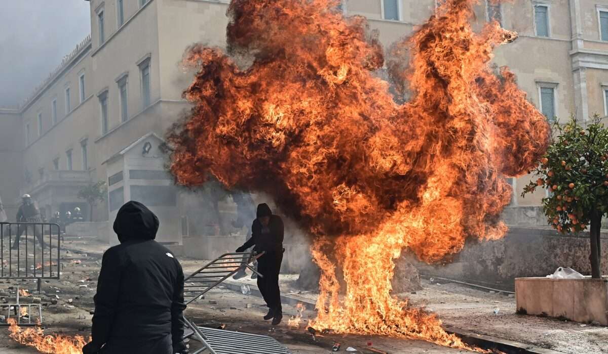 ΖΩΝΤΑΝΗ εικόνα: Οι διαδηλωτές δεν φεύγουν από το Σύνταγμα – Φωνάζουν «δολοφόνοι» – Συγκινούν μαθητές που επιχειρούν να φτάσουν στο Σύνταγμα με τα χέρια ψηλά
