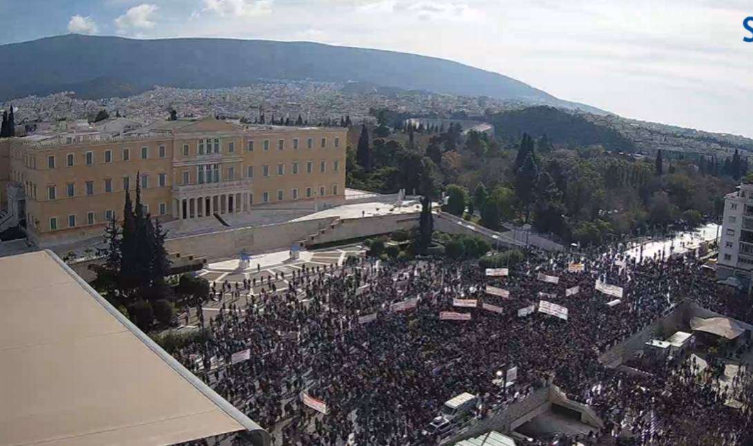 Συγκεντρώσεις για τα Τέμπη: Πώς περιγράφουν τα διεθνή Μέσα τις πορείες και τα επεισόδια στην Αθήνα