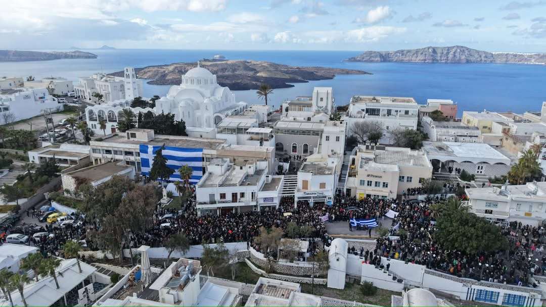 Σεισμός…, αλλά για τα Τέμπη στη Σαντορίνη: Η μεγαλύτερη συγκέντρωση που έχει γίνει ποτέ στο νησί