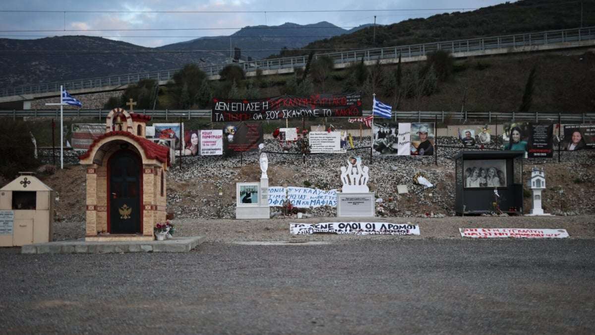 Τέμπη: Ο τόπος όπου πάγωσε ο χρόνος για 57 ψυχές – Εικόνες από το μνημείο