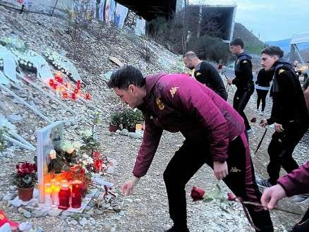 Η αποστολή του Άρη σταμάτησε στα Τέμπη για να τιμήσει τα θύματα της τραγωδίας