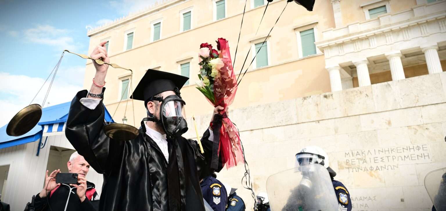 Καλλιτέχνες και επώνυμοι στις συγκεντρώσεις για τα Τέμπη – Δυναμικό παρών για τη μνήμη των θυμάτων