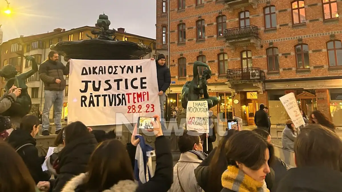 Τέμπη: Πλήθος κόσμου συγκεντρώθηκε στο Γκέτεμποργκ της Σουηδίας ως ένδειξη συμπαράστασης