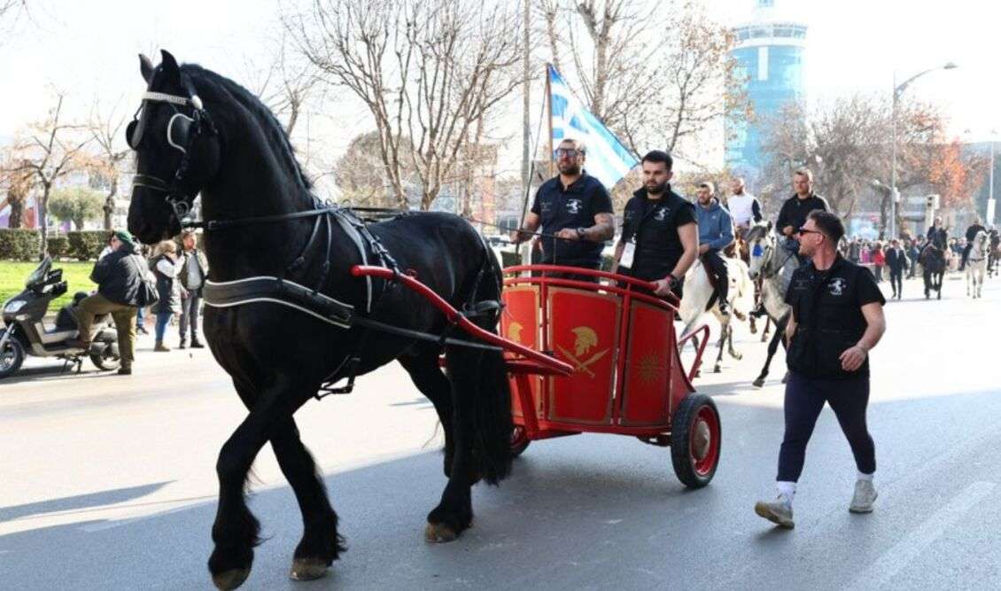 Θεσσαλονίκη: Υπερθέαμα μπροστά από τον Λευκό Πύργο – Γέμισε με άμαξες και άλογα η Τσιμισκή