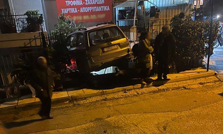 Νέα Πεντέλη: Τζιπ ξήλωσε κολόνα και προσέκρουσε σε μίνι μάρκετ