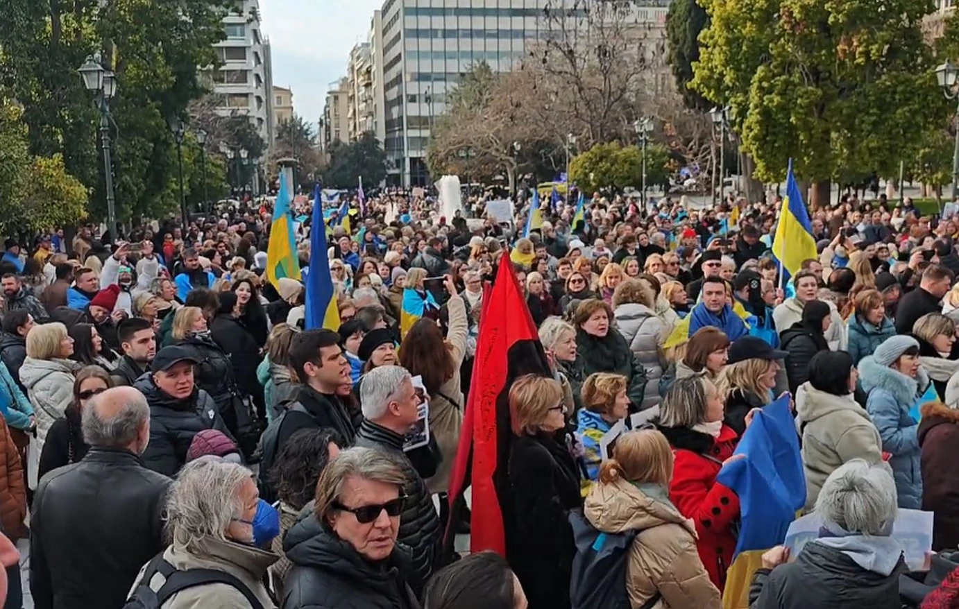 Μεγάλη κινητοποίηση Ουκρανών στην Πλατεία Συντάγματος για τα τρία χρόνια από την έναρξη του πολέμου