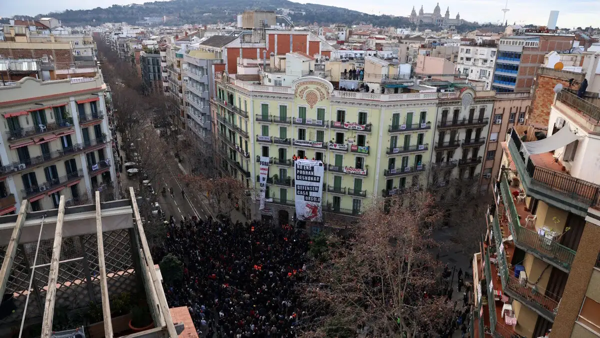 Ο δήμος Βαρκελώνης μπλοκάρει την έξωση δεκάδων ενοικιαστών – Εξαγοράζει πολυκατοικία για να μην γίνουν Airbnb τα διαμερίσματα