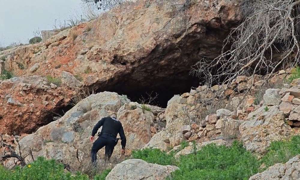 Βούλα – Εντοπίστηκε νεκρή γυναίκα σε σπηλιά δίπλα στο νεκροταφείο