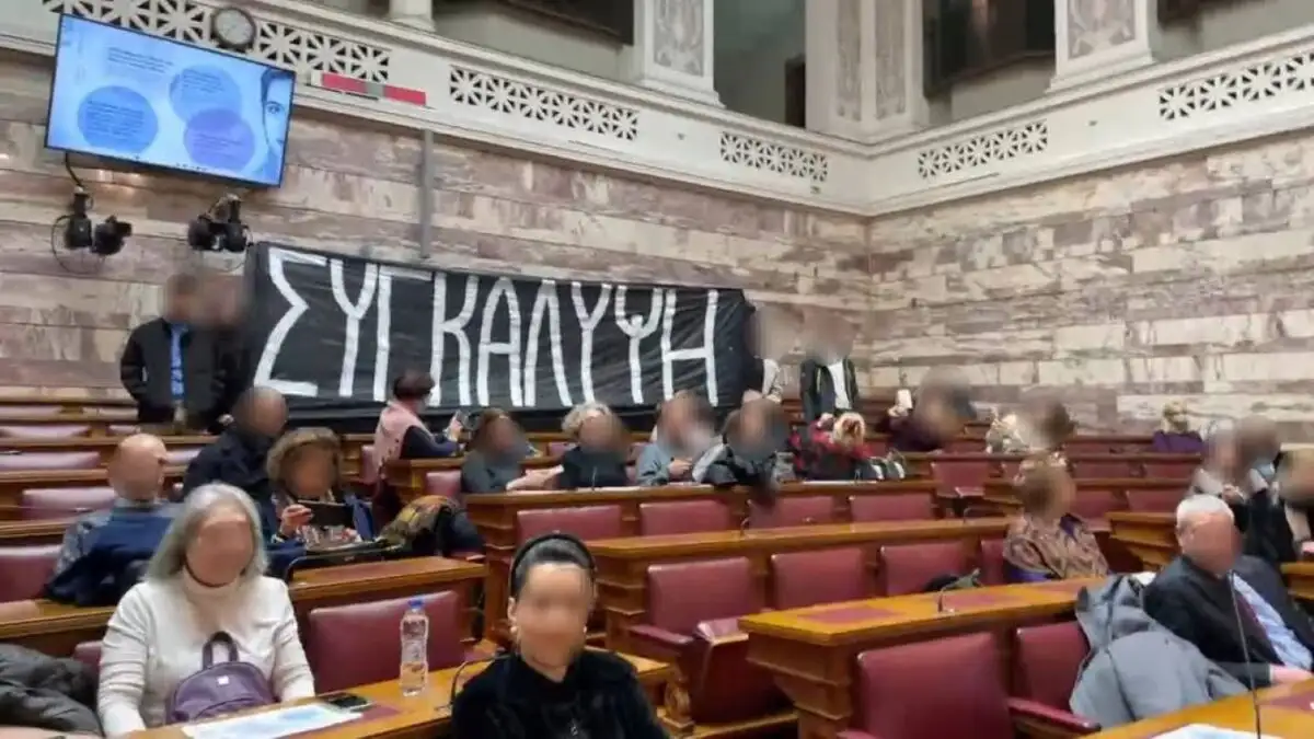 «Ντου» του Ρουβίκωνα στη Βουλή – Ύψωσαν πανό για τα Τέμπη