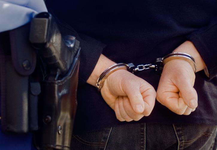 Κερατσίνι: Χειροπέδες σε 43χρονο αλλοδαπό που έκλεβε μπαταρίες από καφάο – Τις πουλούσε σε εργαζόμενο επιχείρησης που επίσης συνελήφθη