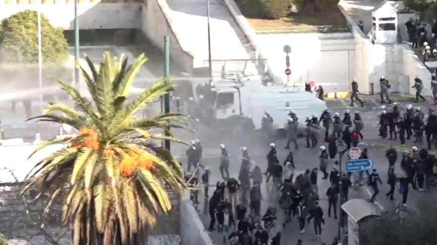 Αδιανόητες σκηνές! Έδιωξαν με αύρες τους πολίτες που επέστρεψαν για να διαδηλώσουν ειρηνικά