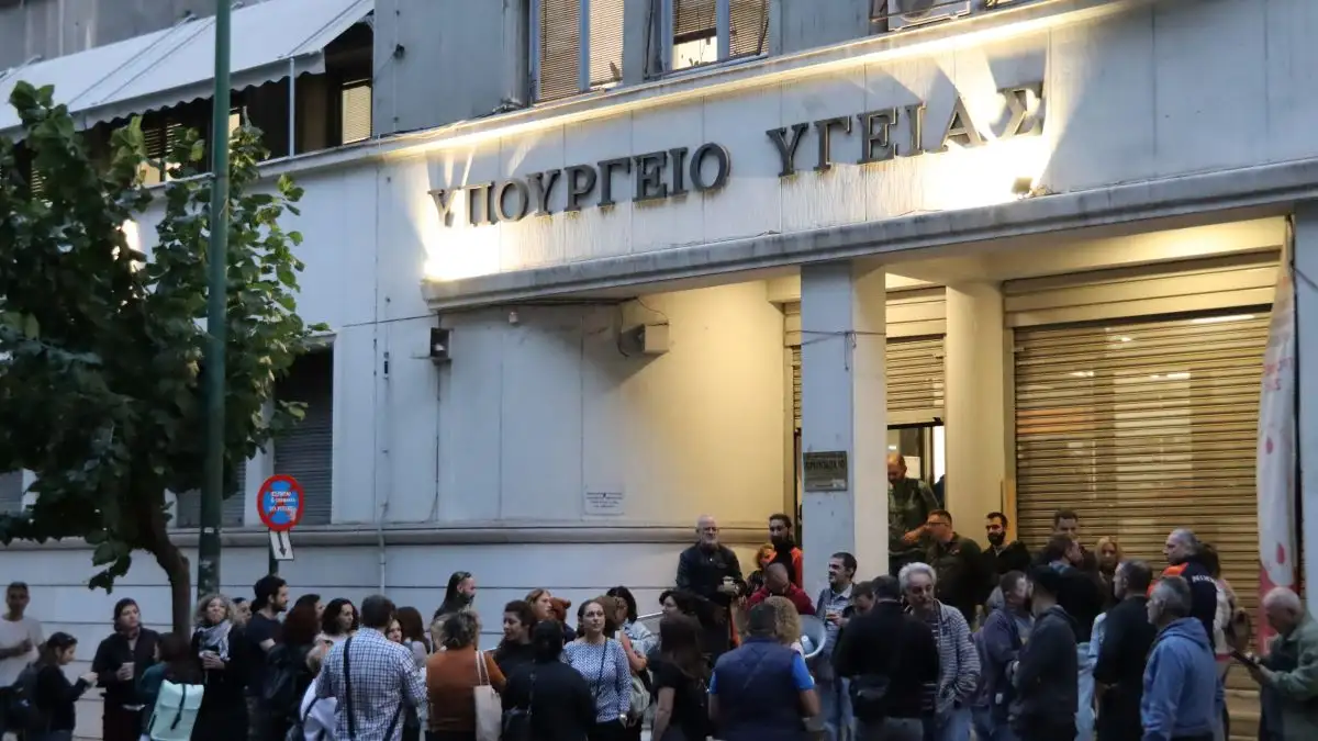 Τεμπη: Η ΟΕΝΓΕ καλεί τους νοσοκομειακούς γιατρούς στην απεργία της Παρασκευής