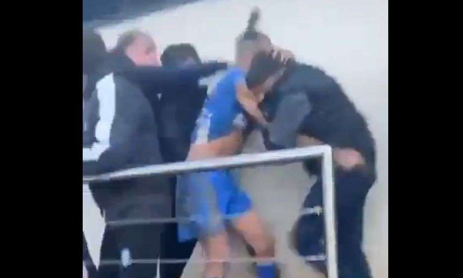 Άγριο ξύλο μεταξύ οπαδών και παικτών της ίδιας ομάδας – Δείτε βίντεο