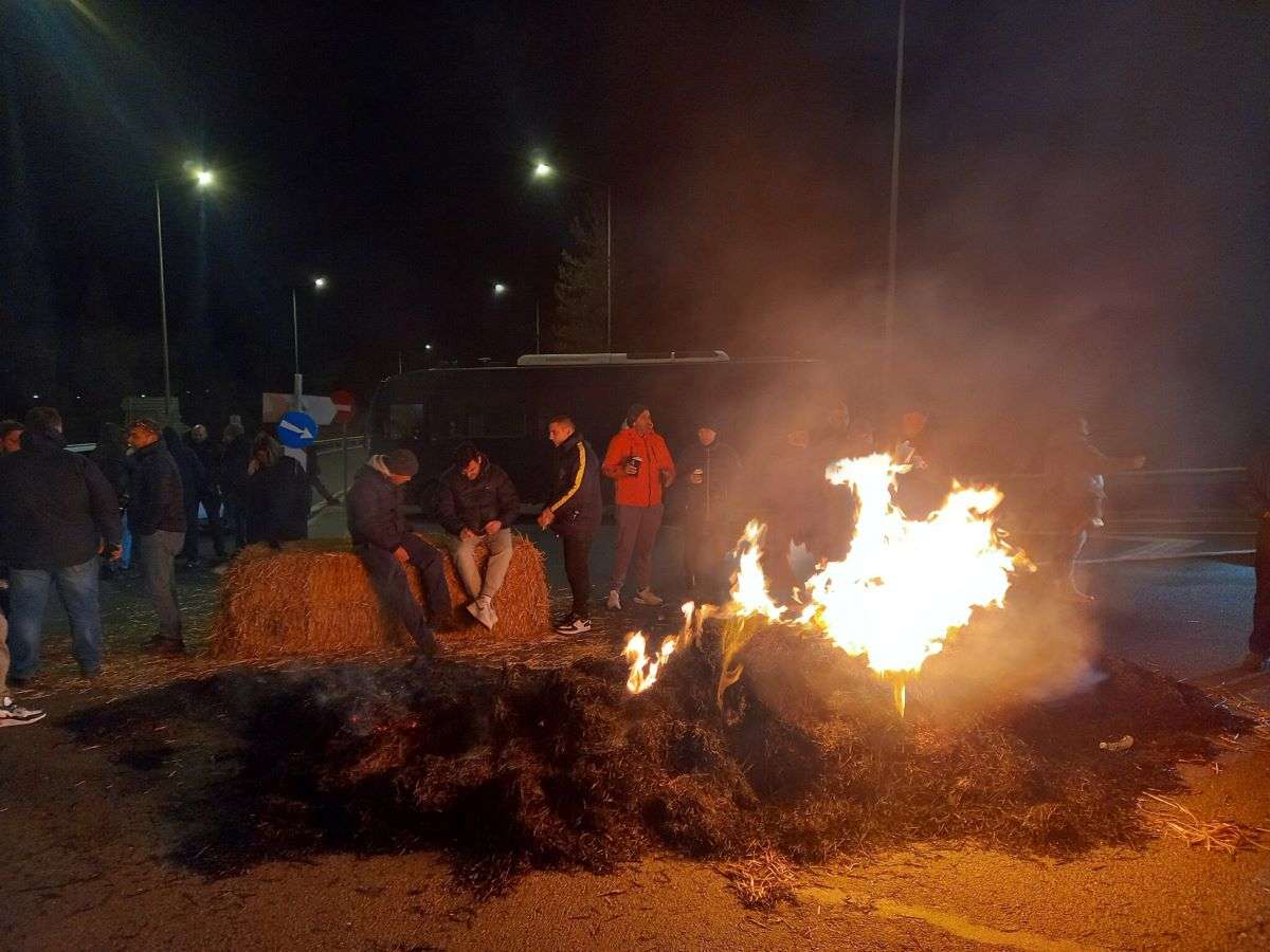Μπλόκο Γυρτώνης: Έκλεισαν την Εθνική οδό και έκαψαν μπάλες με άχυρο οι αγρότες