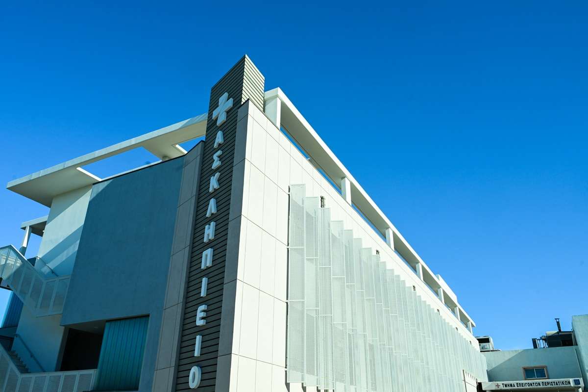Γνωστός δικηγόρος επιτέθηκε στην αδερφή του με μαχαίρι μέσα στο Ασκληπιείο Βούλας – Είχε και όπλο